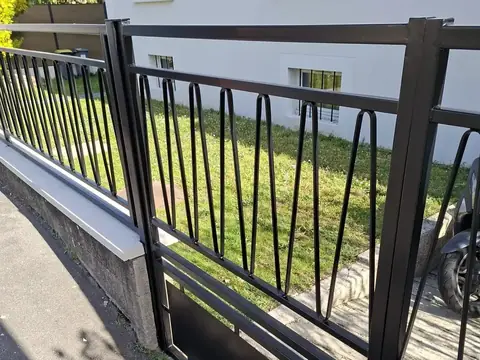 Clôture et portail en acier noir au design contemporain sur muret