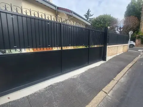 Portail coulissant en acier noir fabriqué sur mesure