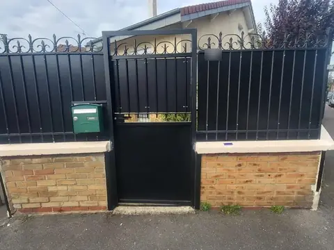 Portillon et clôture en acier noir avec brise-vue et pointes décoratives